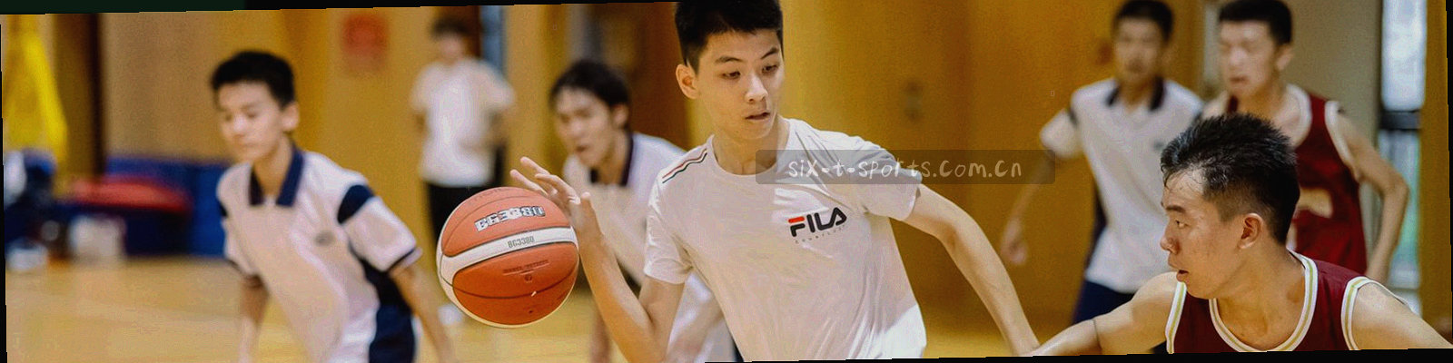 深墨绿底色上由刻度线与几何光轨交织而成的抽象图形